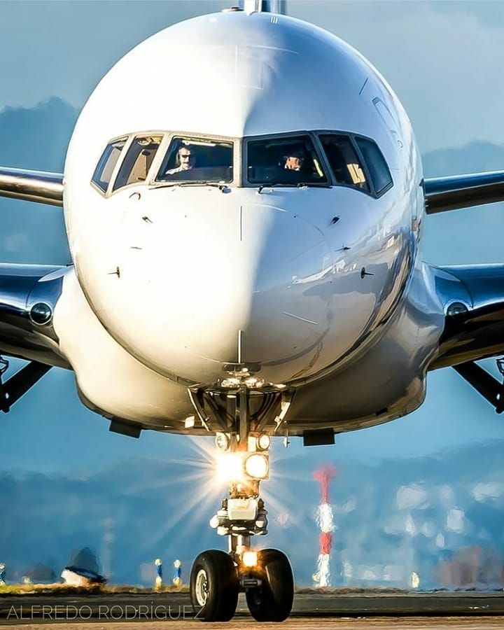 Boeing 757-225 converted freighter front profile