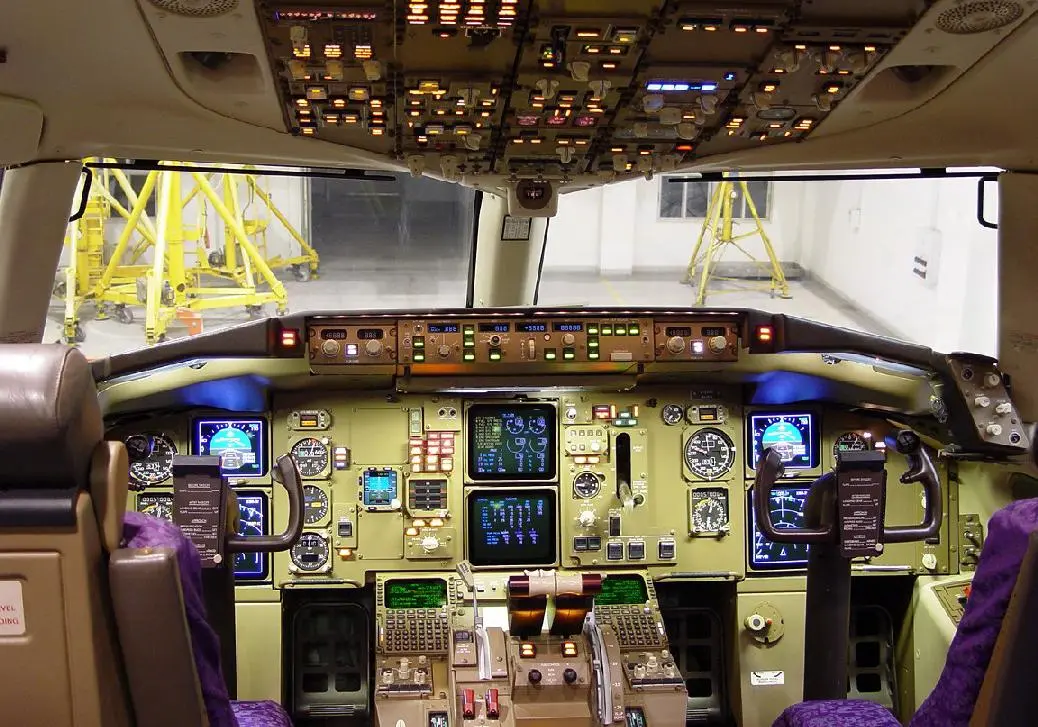 Boeing 757 cockpit and flight controls